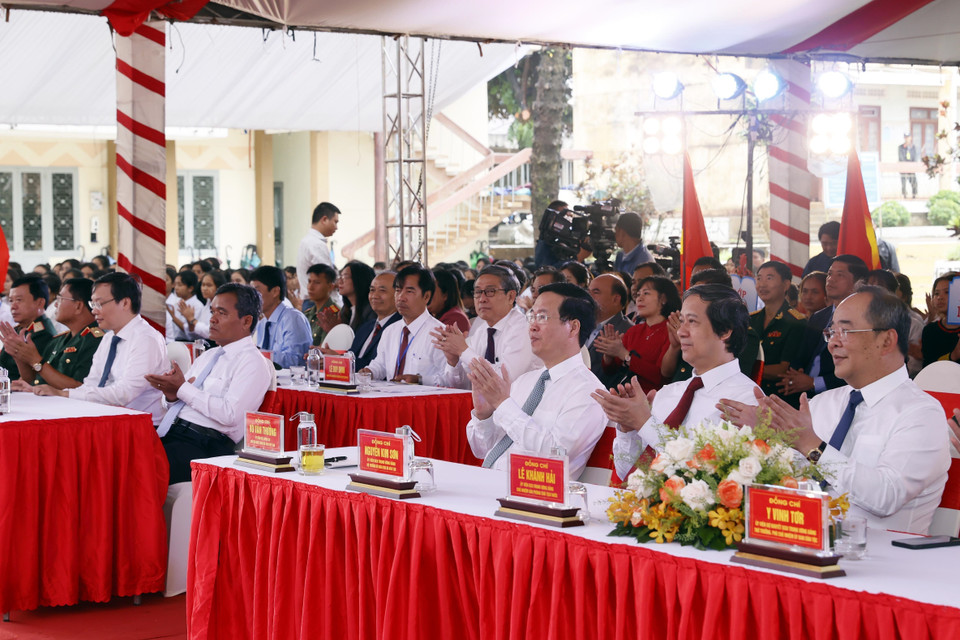 Chủ tịch nước Võ Văn Thưởng dự Lễ khai giảng Năm học mới tại Trường Phổ thông Dân tộc Nội trú tỉnh Gia Lai. (Ảnh: Thống Nhất/TTXVN)