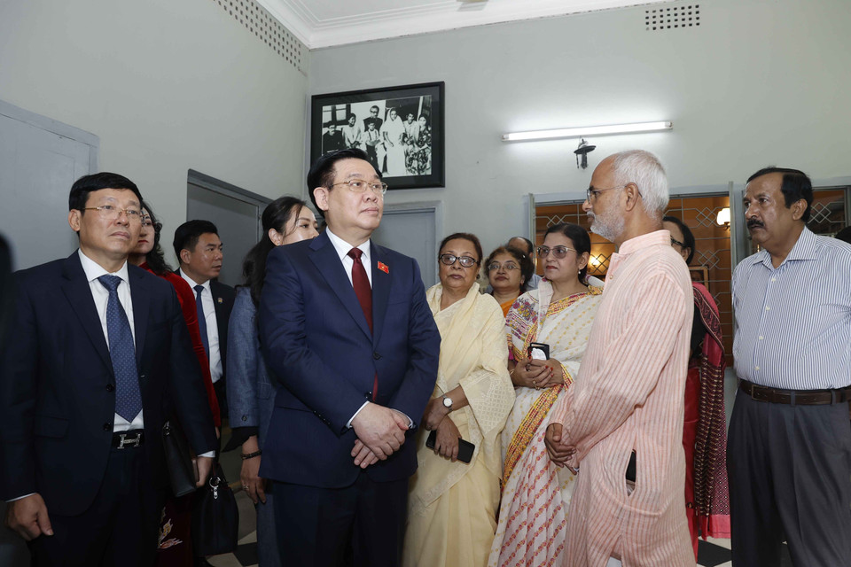 Chủ tịch Quốc hội Vương Đình Huệ thăm Bảo tàng Tưởng niệm Bangabandhu Sheikh Mujibur Rahman. (Ảnh: Doãn Tấn/TTXVN)