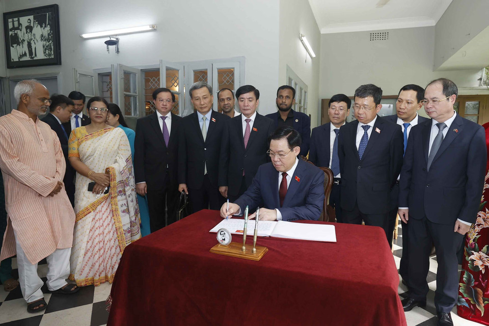 Chủ tịch Quốc hội Vương Đình Huệ viết lưu bút tại Bảo tàng tưởng niệm Bangabandhu Sheikh Mujibur Rahman. (Ảnh: Doãn Tấn/TTXVN)