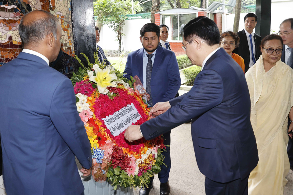 Chủ tịch Quốc hội Vương Đình Huệ đặt hoa tại Bảo tàng Tưởng niệm Bangabandhu Sheikh Mujibur Rahman. (Ảnh: Doãn Tấn/TTXVN)
