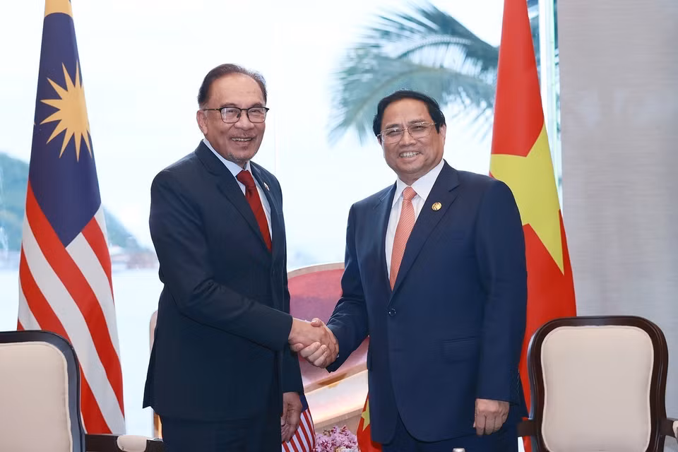 Thủ tướng Phạm Minh Chính gặp Thủ tướng Malaysia Anwar Ibrahim. (Ảnh: Dương Giang/TTXVN)
