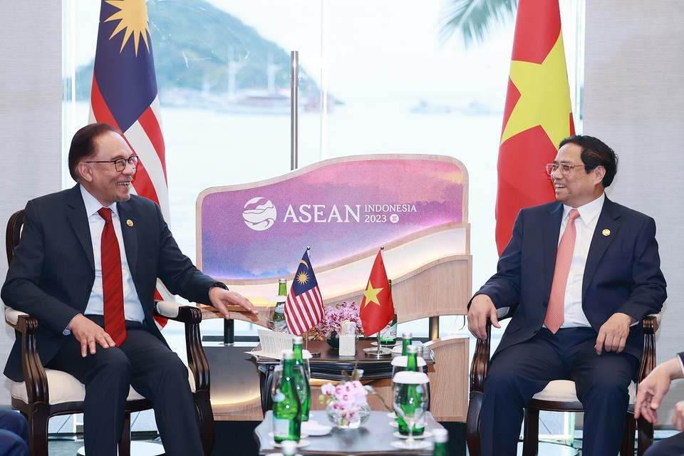 Thủ tướng Phạm Minh Chính gặp Thủ tướng Malaysia Anwar Ibrahim. (Ảnh: Dương Giang/TTXVN)