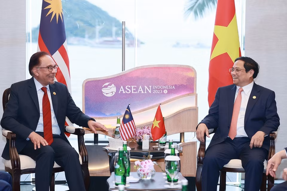 Thủ tướng Phạm Minh Chính gặp Thủ tướng Malaysia Anwar Ibrahim. (Ảnh: Dương Giang/TTXVN)