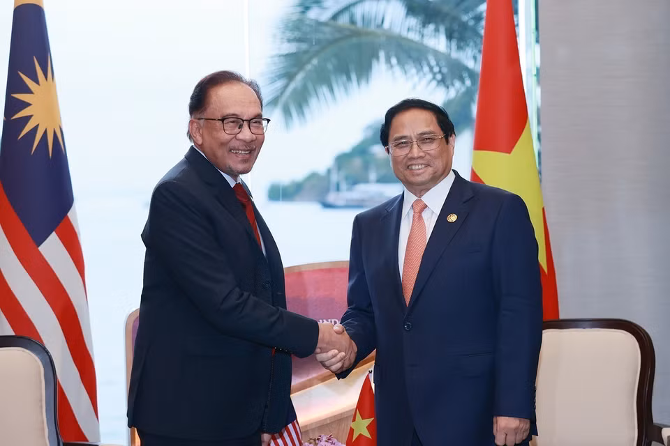 Chiều 10/5, Thủ tướng Phạm Minh Chính gặp Thủ tướng Malaysia Anwar Ibrahim nhân dịp sang dự Hội nghị cấp cao ASEAN lần thứ 42 tại Labuan Bajo, Indonesia. (Ảnh: Dương Giang/TTXVN)