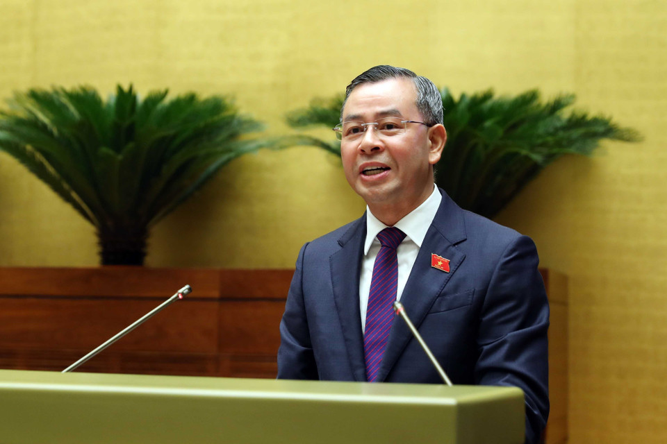 Tổng Kiểm toán Nhà nước Ngô Văn Tuấn trình bày Báo cáo về việc thực hiện một số nghị quyết của Quốc hội khóa XIV về giám sát chuyên đề, chất vấn từ đầu nhiệm kỳ khóa XV đến hết Kỳ họp thứ 4. (Ảnh: An Đăng/TTXVN)