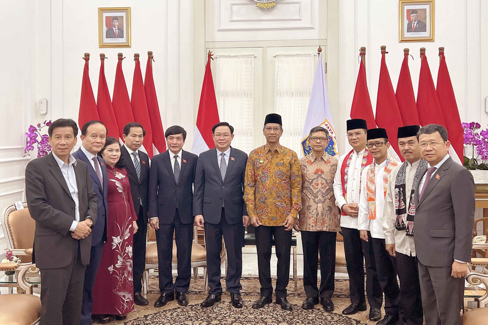 Chủ tịch Quốc hội Vương Đình Huệ chụp ảnh lưu niệm với đại biểu. (Ảnh: Doãn Tấn/TTXVN)