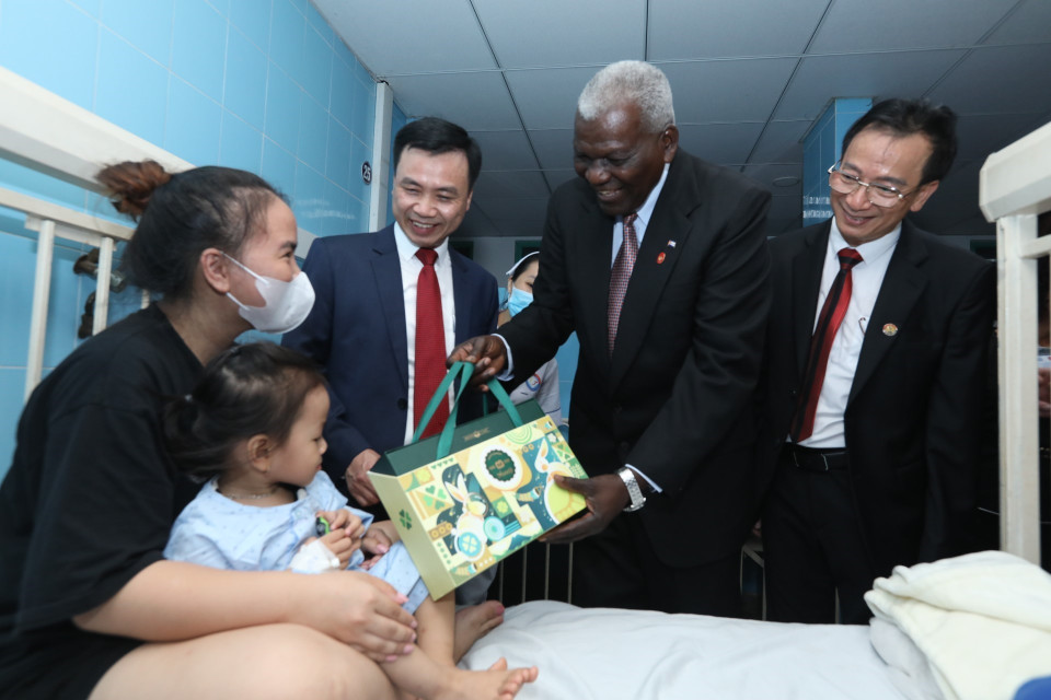 Ủy viên Bộ Chính trị, Chủ tịch Quốc hội Chính quyền Nhân dân Cuba Esteban Lazo Hernandez đến thăm và làm việc tại Bệnh viện Việt Nam-Cuba (Quảng Bình). (Ảnh: Minh Quyết/TTXVN)