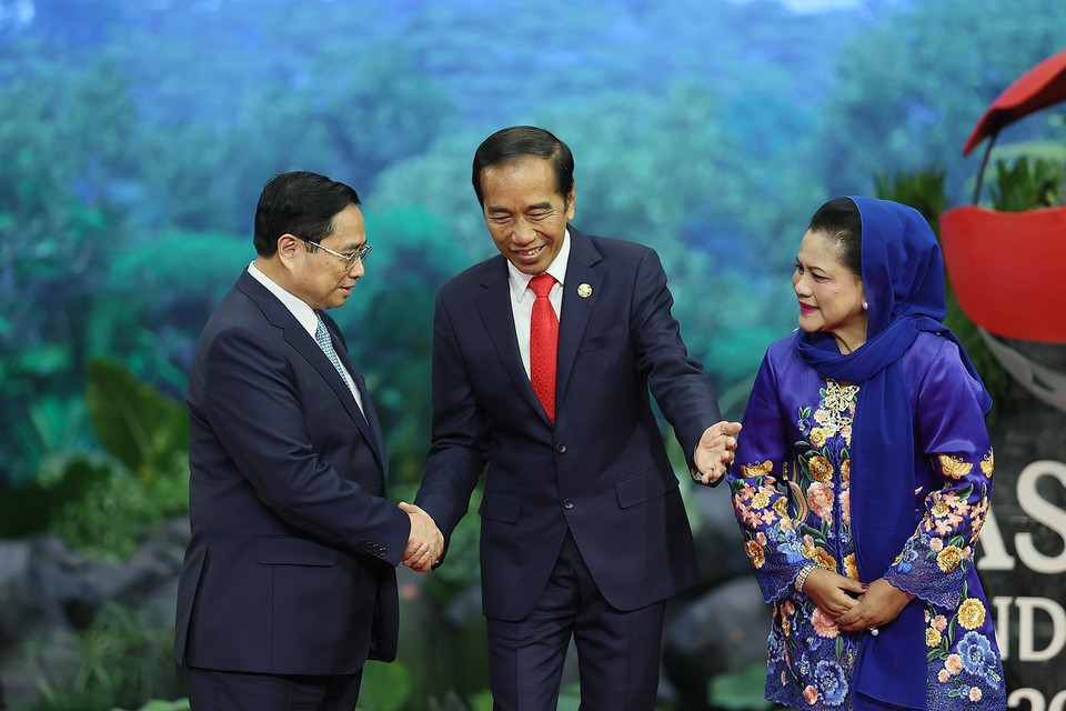 Tổng thống Indonesia Joko Widodo và Phu nhân đón Thủ tướng Phạm Minh Chính. (Ảnh: Dương Giang/TTXVN)