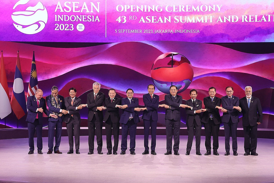 Thủ tướng Phạm Minh Chính với Tổng Thư ký và Trưởng đoàn các nước ASEAN tại Lễ khai mạc. (Ảnh: Dương Giang/TTXVN)