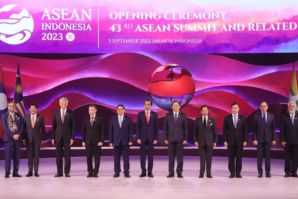 Thủ tướng Phạm Minh Chính với Tổng Thư ký và Trưởng đoàn các nước ASEAN tại Lễ khai mạc Hội nghị Cấp cao ASEAN lần thứ 43. (Ảnh: Dương Giang/TTXVN)