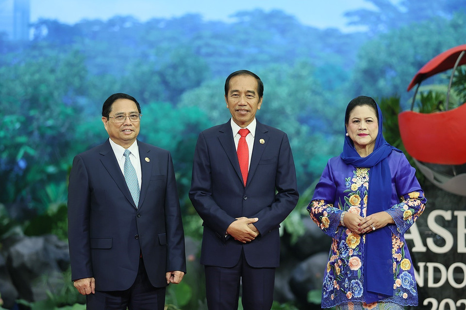 Tổng thống Indonesia Joko Widodo và Phu nhân đón Thủ tướng Phạm Minh Chính. (Ảnh: Dương Giang/TTXVN)