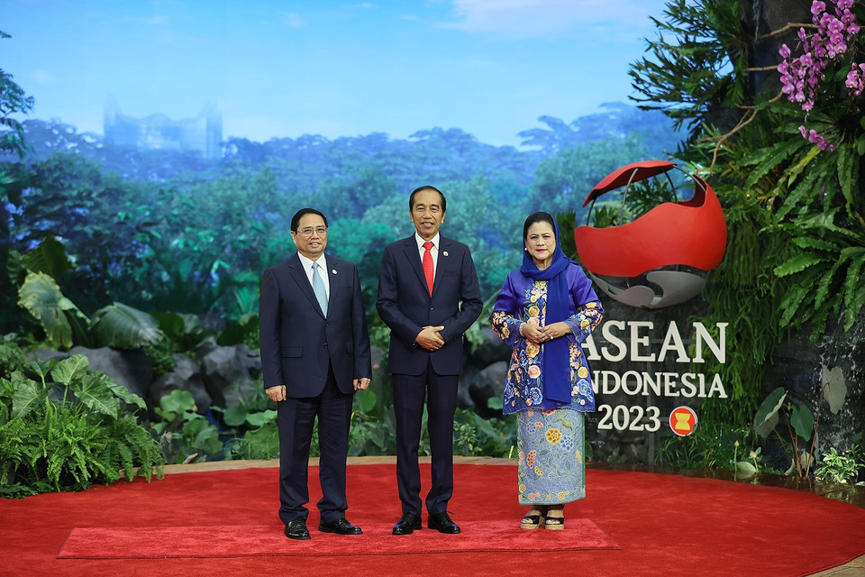 Tổng thống Indonesia Joko Widodo và Phu nhân đón Thủ tướng Phạm Minh Chính. (Ảnh: Dương Giang/TTXVN)