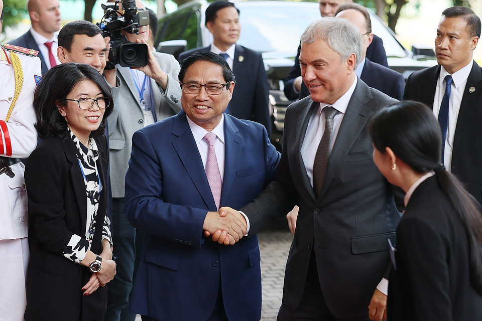 Thủ tướng Phạm Minh Chính đón Chủ tịch Duma Quốc gia Quốc hội Liên bang Nga Vyacheslav Victorovich Volodin. (Ảnh: Dương Giang/TTXVN)