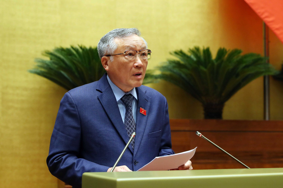 Chánh án Tòa án Nhân dân Tối cao Nguyễn Hòa Bình trình bày Báo cáo về việc thực hiện một số nghị quyết của Quốc hội khóa XIV về giám sát chuyên đề, chất vấn từ đầu nhiệm kỳ khóa XV đến hết Kỳ họp thứ 4. (Ảnh: An Đăng/TTXVN)