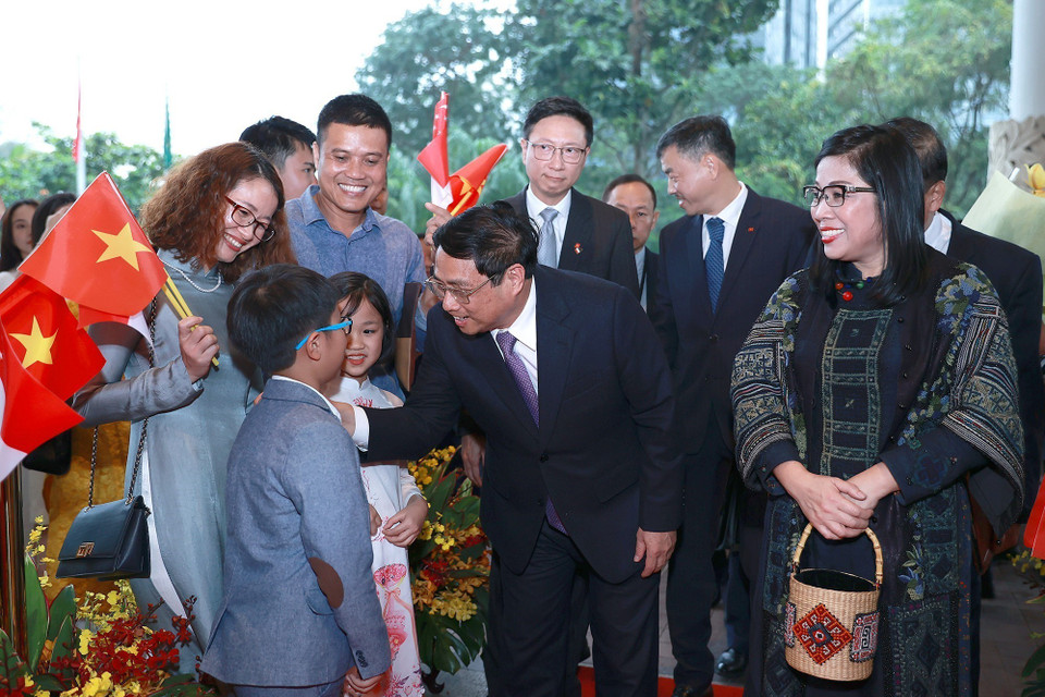 Cán bộ, nhân viên Đại sứ quán và cộng đồng người Việt Nam tại Singapore đón Thủ tướng Phạm Minh Chính và Phu nhân tại sân bay Changi. (Ảnh: Dương Giang/TTXVN)