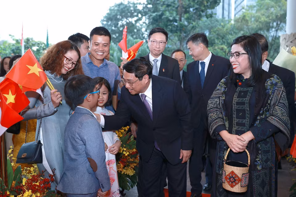 Cán bộ, nhân viên Đại sứ quán và cộng đồng người Việt Nam tại Singapore đón Thủ tướng Phạm Minh Chính và Phu nhân tại sân bay Changi. (Ảnh: Dương Giang/TTXVN)