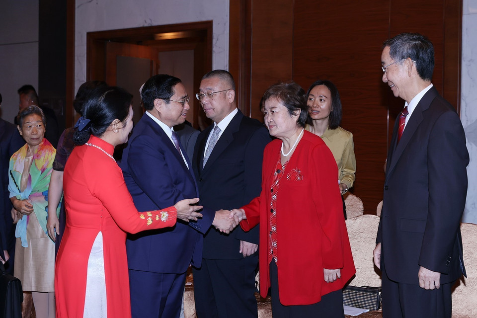 Thủ tướng Phạm Minh Chính với các nhân sỹ hữu nghị Trung Quốc. (Ảnh: Dương Giang/TTXVN)