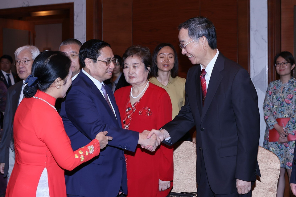 Thủ tướng Phạm Minh Chính với các nhân sỹ hữu nghị Trung Quốc. (Ảnh: Dương Giang/TTXVN)