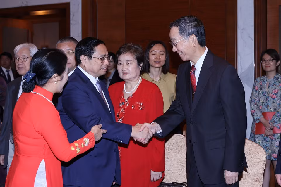 Thủ tướng Phạm Minh Chính với các nhân sỹ hữu nghị Trung Quốc. (Ảnh: Dương Giang/TTXVN)