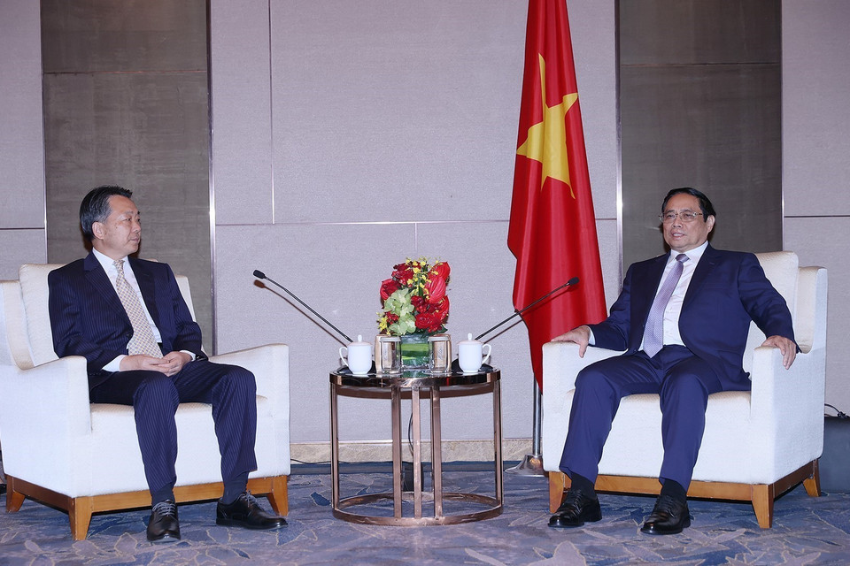 Thủ tướng Phạm Minh Chính với Phó Hội trưởng Hội hữu nghị Đối ngoại nhân dân Trung Quốc Viên Mẫn Đạo. (Ảnh: Dương Giang/TTXVN)