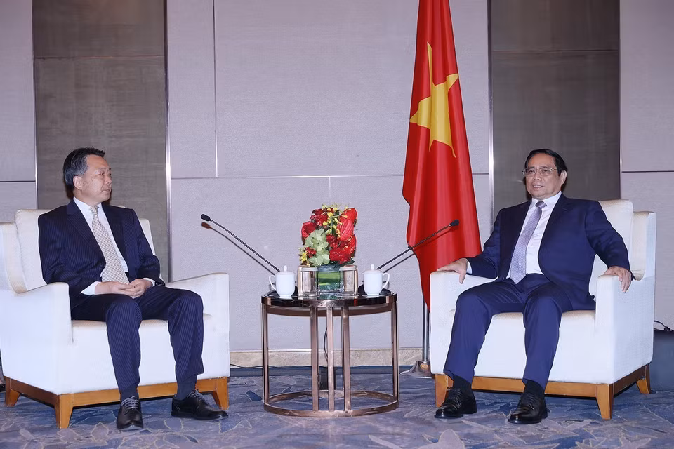 Thủ tướng Phạm Minh Chính với Phó Hội trưởng Hội hữu nghị Đối ngoại nhân dân Trung Quốc Viên Mẫn Đạo. (Ảnh: Dương Giang/TTXVN)