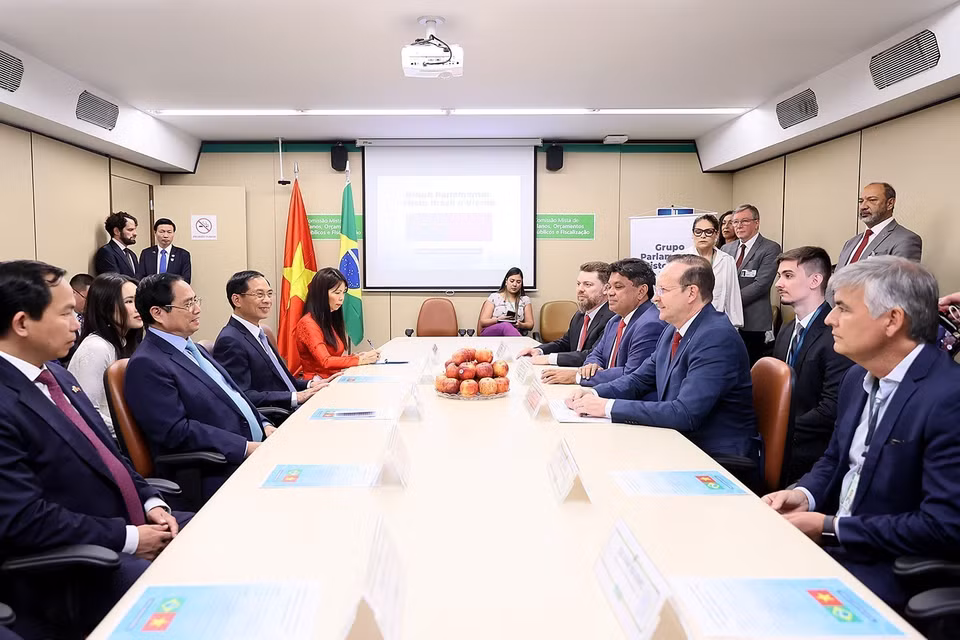 Thủ tướng Phạm Minh Chính gặp Chủ tịch Nhóm Nghị sĩ hữu nghị Brazil-Việt Nam Marcio Honaiser. (Ảnh: Dương Giang/TTXVN)