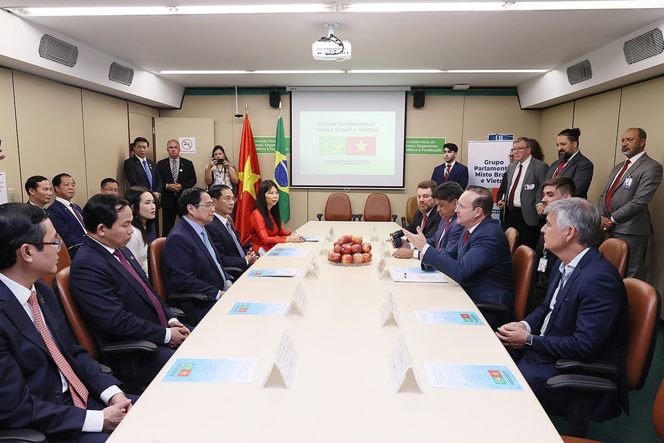 Thủ tướng Phạm Minh Chính gặp Chủ tịch Nhóm Nghị sĩ hữu nghị Brazil-Việt Nam Marcio Honaiser. (Ảnh: Dương Giang/TTXVN)