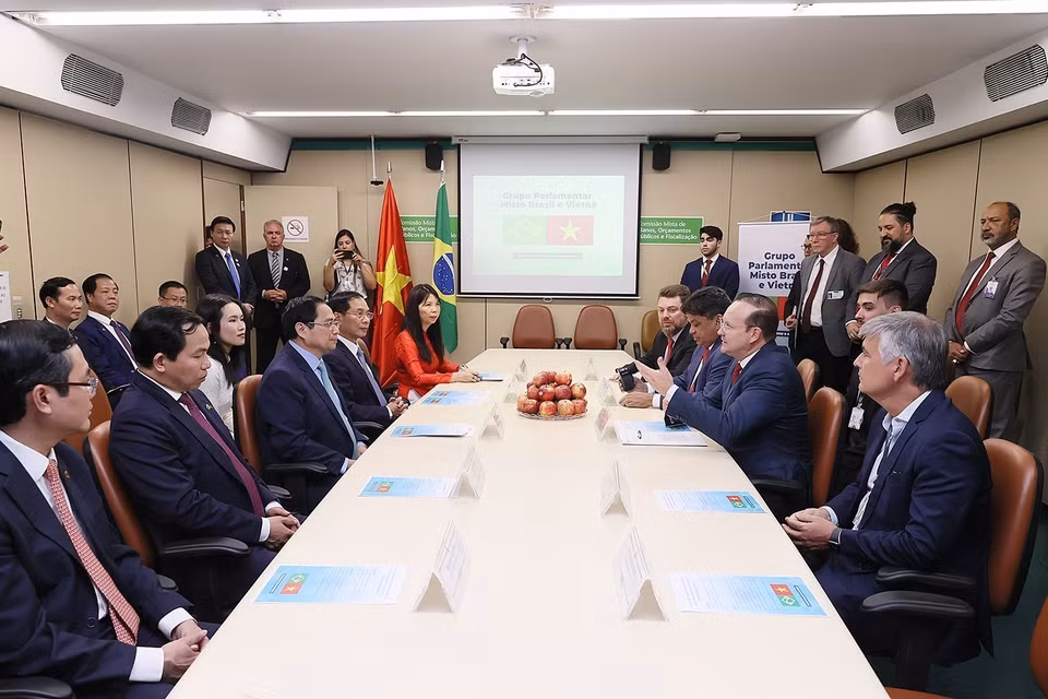 Thủ tướng Phạm Minh Chính gặp Chủ tịch Nhóm Nghị sĩ hữu nghị Brazil-Việt Nam Marcio Honaiser. (Ảnh: Dương Giang/TTXVN)