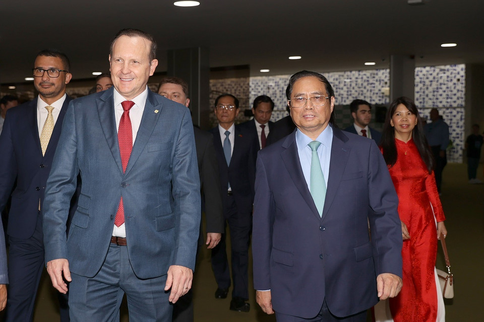 Chủ tịch Nhóm Nghị sĩ Hữu nghị Brazil-Việt Nam Marcio Honaiser đón Thủ tướng Phạm Minh Chính. (Ảnh: Dương Giang/TTXVN)