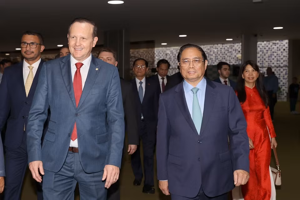 Chủ tịch Nhóm Nghị sĩ Hữu nghị Brazil-Việt Nam Marcio Honaiser đón Thủ tướng Phạm Minh Chính. (Ảnh: Dương Giang/TTXVN)