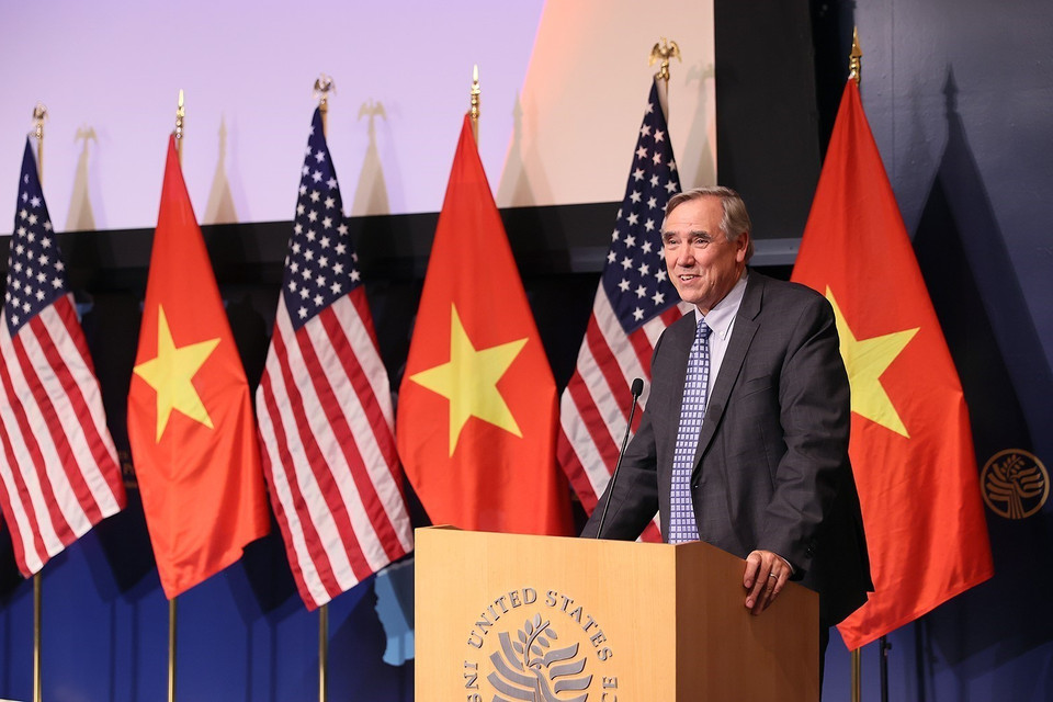 Thượng nghị sỹ Hoa Kỳ Jeff Merkley phát biểu tại buổi lễ. (Ảnh: Dương Giang/TTXVN)