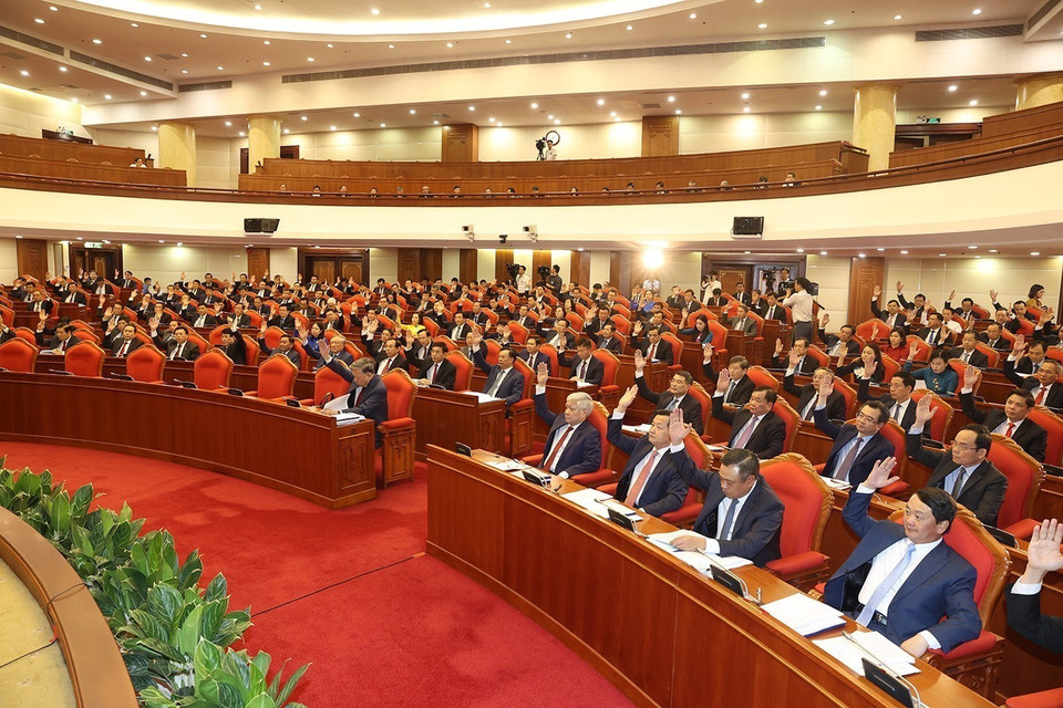 Các đồng chí lãnh đạo Đảng, Nhà nước và các đại biểu biểu quyết thông qua chương trình hội nghị. (Ảnh: Trí Dũng/TTXVN)