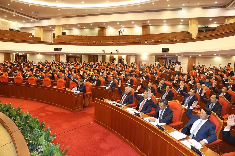 Các đồng chí lãnh đạo Đảng, Nhà nước và các đại biểu biểu quyết thông qua chương trình hội nghị. (Ảnh: Trí Dũng/TTXVN)