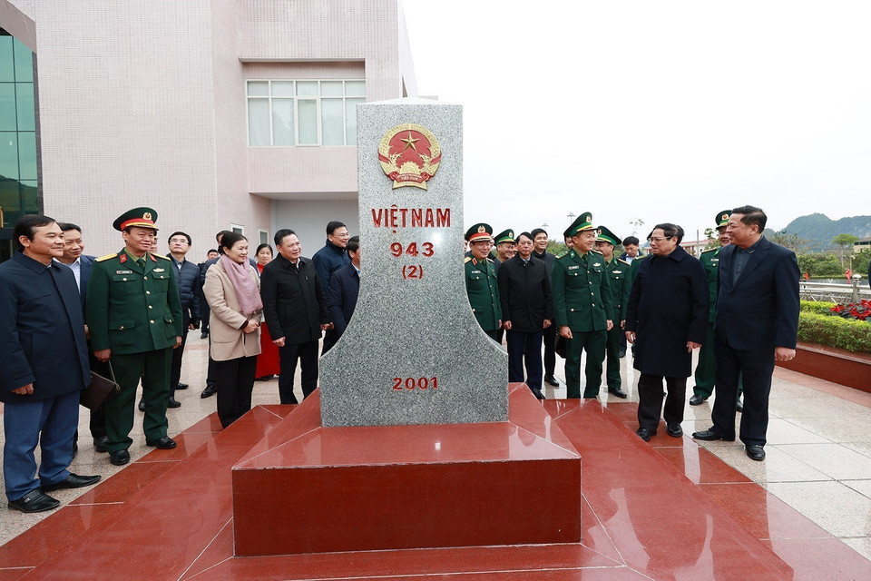 Thủ tướng Phạm Minh Chính khảo sát khu vực mốc biên giới 943. (Ảnh: Dương Giang/TTXVN)