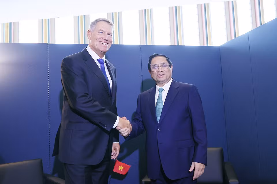 Thủ tướng Phạm Minh Chính gặp Tổng thống Romania Klaus Iohannis. (Ảnh: Dương Giang/TTXVN)