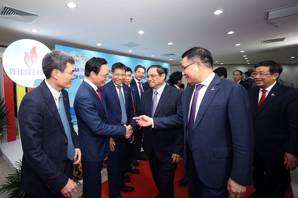 Thủ tướng Phạm Minh Chính với cán bộ, nhân viên Tập đoàn Dầu khí Việt Nam. (Ảnh: Dương Giang/TTXVN)
