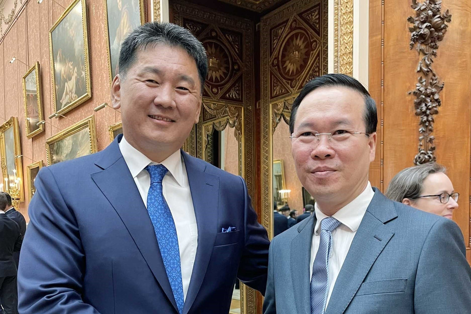 Chủ tịch nước Võ Văn Thưởng gặp Tổng thống Mông Cổ Ukhnaagiin Khürelsükh. (Ảnh: TTXVN phát)