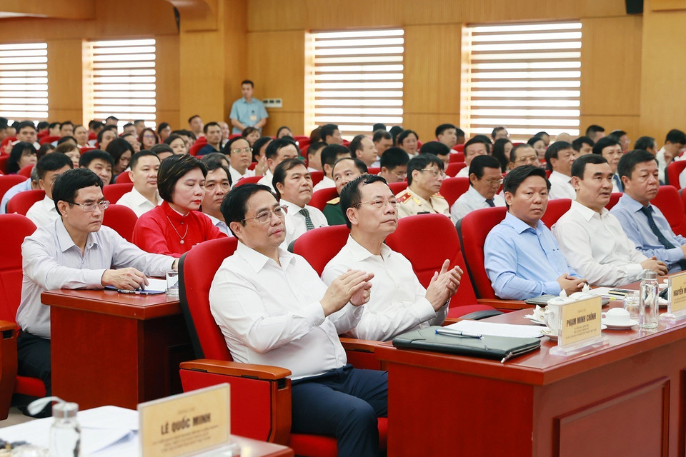 Thủ tướng Phạm Minh Chính và các đại biểu tham dự buổi làm việc với Hội Nhà báo Việt Nam. (Ảnh: Dương Giang/TTXVN)