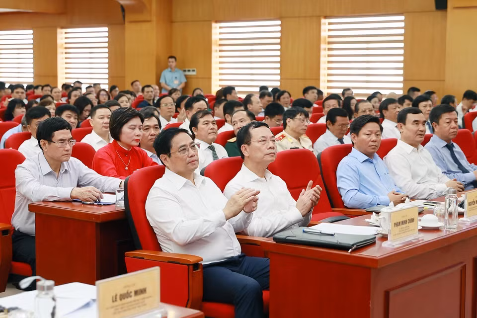 Thủ tướng Phạm Minh Chính và các đại biểu tham dự buổi làm việc với Hội Nhà báo Việt Nam. (Ảnh: Dương Giang/TTXVN)