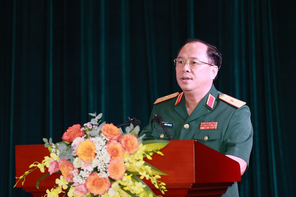 Thiếu tướng Đoàn Xuân Bộ, Tổng Biên tập Báo Quân đội nhân dân, báo cáo tham luận. (Ảnh: Dương Giang/TTXVN)