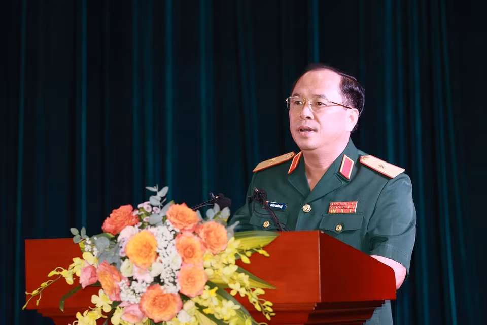 Thiếu tướng Đoàn Xuân Bộ, Tổng Biên tập Báo Quân đội nhân dân, báo cáo tham luận. (Ảnh: Dương Giang/TTXVN)