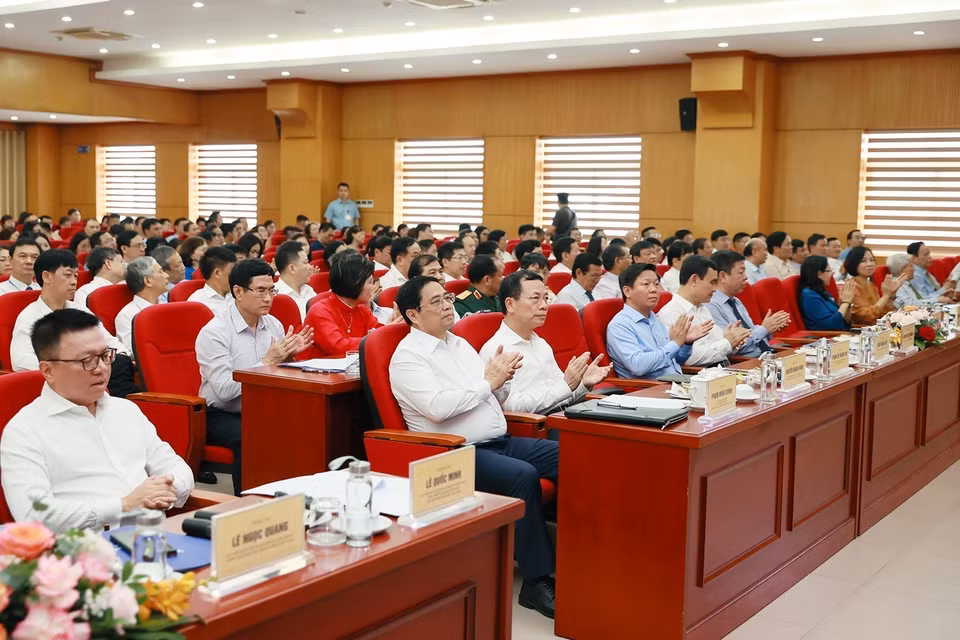 Thủ tướng Phạm Minh Chính và các đại biểu tham dự buổi làm việc với Hội Nhà báo Việt Nam. (Ảnh: Dương Giang/TTXVN)