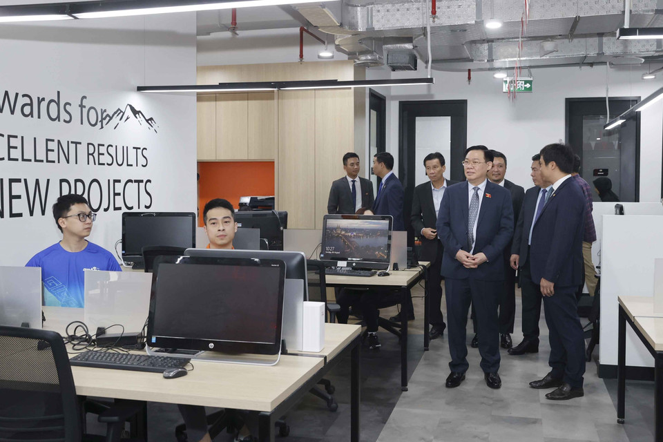 Chủ tịch Quốc hội Vương Đình Huệ thăm Trụ sở FPT tại Indonesia. (Ảnh: Doãn Tấn/TTXVN)