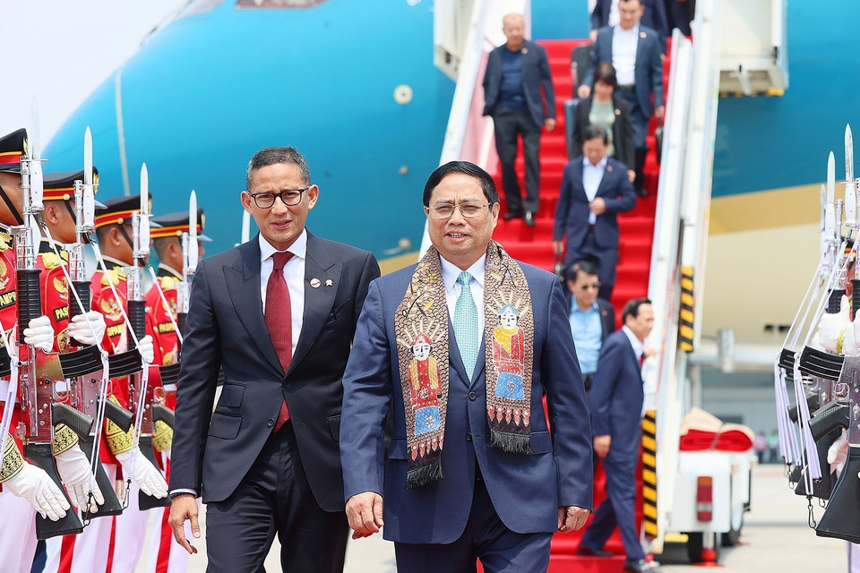 Lễ đón Thủ tướng Phạm Minh Chính và Đoàn đại biểu cấp cao Việt Nam tại Sân bay Quốc tế Soekarno-Hatta ở thủ đô Jakarta. (Ảnh: Dương Giang/TTXVN)