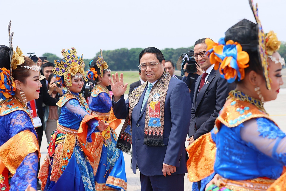 Lễ đón Thủ tướng Phạm Minh Chính và Đoàn đại biểu cấp cao Việt Nam tại Sân bay Quốc tế Soekarno-Hatta ở thủ đô Jakarta. (Ảnh: Dương Giang/TTXVN)