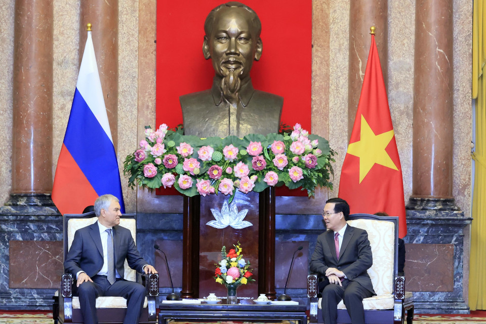 Chủ tịch nước Võ Văn Thưởng tiếp Chủ tịch Duma Quốc gia Nga Vyacheslav Viktorovich Volodin. (Ảnh: Thống Nhất/TTXVN)
