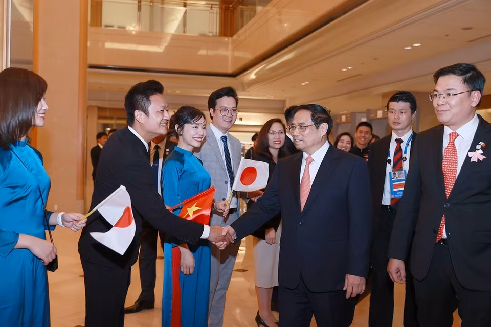 Cán bộ, nhân viên Đại sứ quán và cộng đồng người Việt Nam tại Nhật Bản đón Thủ tướng Phạm Minh Chính. (Ảnh: Dương Giang/TTXVN)