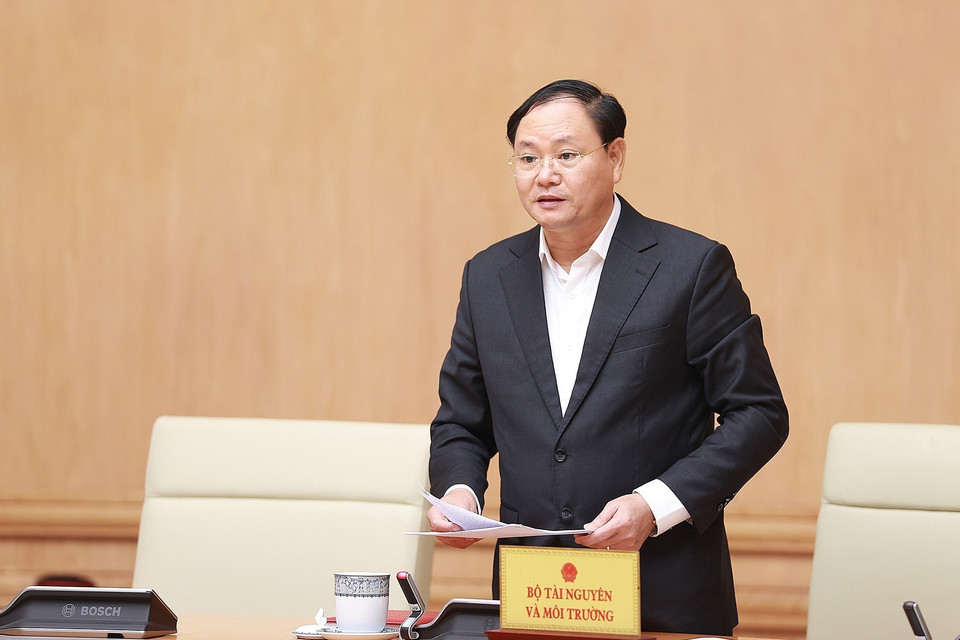 Thứ trưởng Bộ Tài nguyên và Môi trường Lê Minh Ngân báo cáo về Dự án Luật Đất đai (sửa đổi). (Ảnh: Dương Giang/TTXVN)