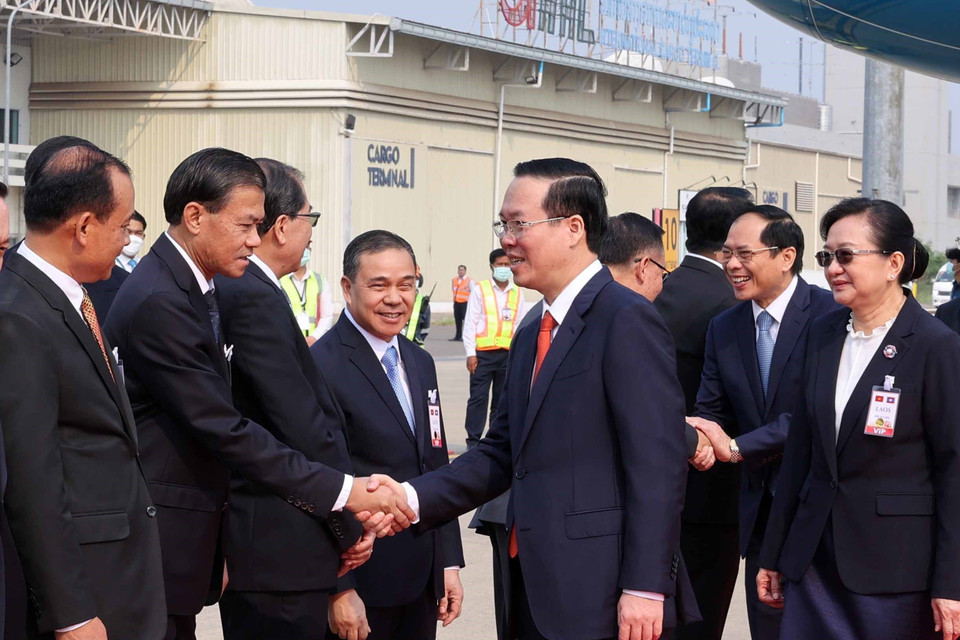 Lễ đón Chủ tịch nước Võ Văn Thưởng tại Sân bay quốc tế Wattay. (Ảnh: Thống Nhất/TTXVN)