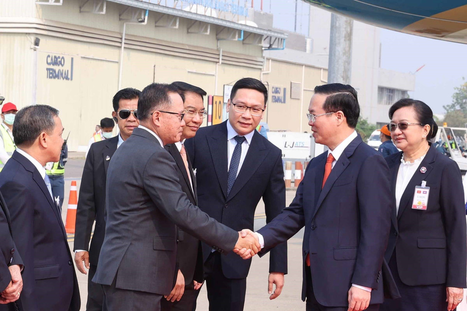 Lễ đón Chủ tịch nước Võ Văn Thưởng tại Sân bay quốc tế Wattay. (Ảnh: Thống Nhất/TTXVN)